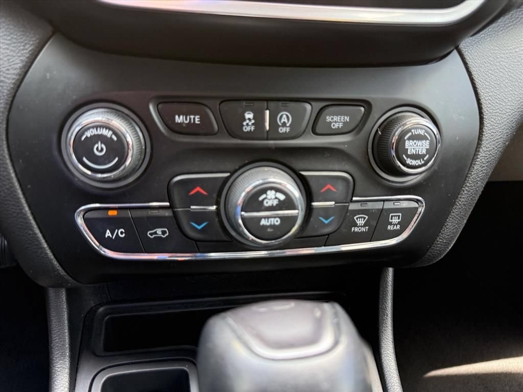 Used 2021 Jeep Cherokee Latitude Lux w/ Comfort/Convenience Group FWD image 18
