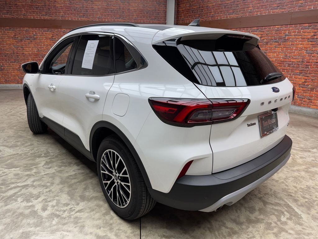 Certified 2025 Ford Escape SE FWD image 2