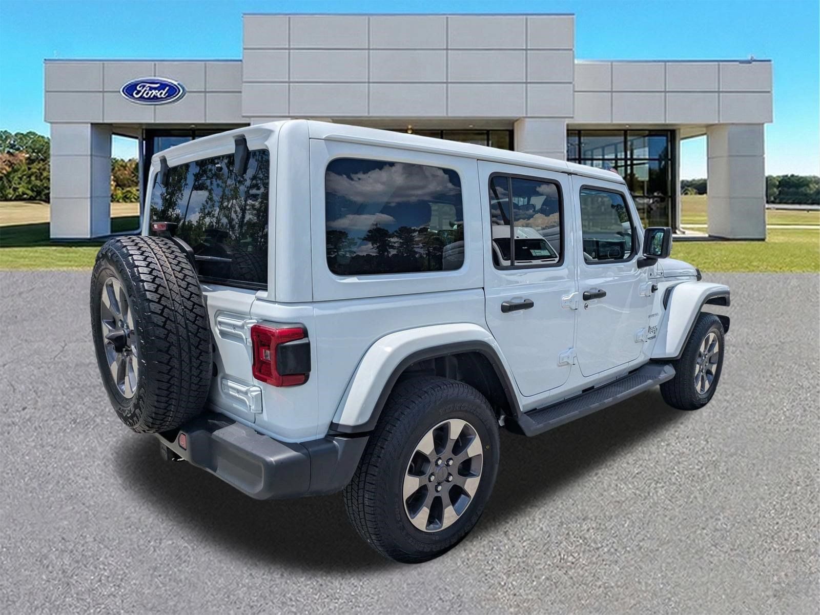 Used 2018 Jeep Wrangler Unlimited Sahara w/ LED Lighting Group AWD/4WD image 2