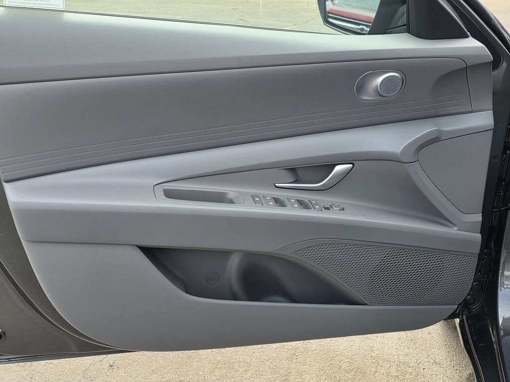 Used 2026 Hyundai Elantra SE FWD image 16