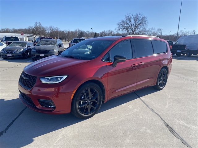 Used 2025 Chrysler Pacifica Limited FWD image 3