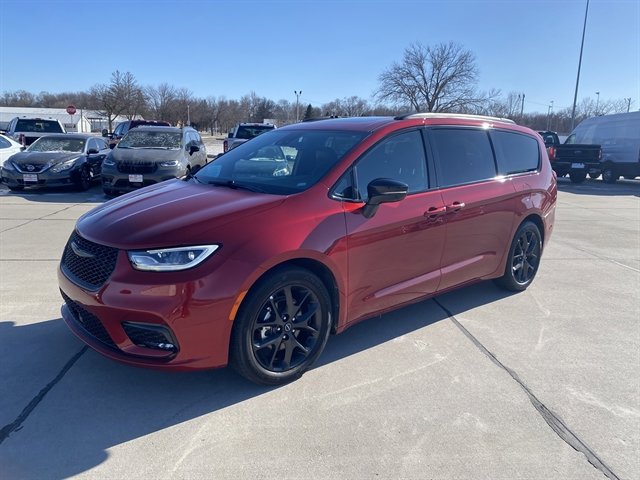 Used 2025 Chrysler Pacifica Limited FWD image 3