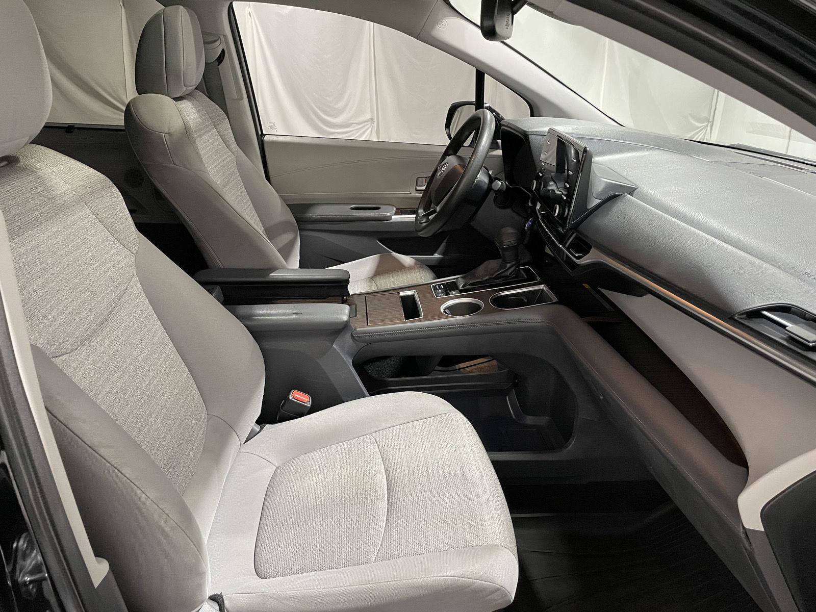 Used 2021 Toyota Sienna LE w/ LE Plus Package image 19