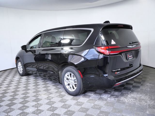 Used 2025 Chrysler Pacifica Select image 2