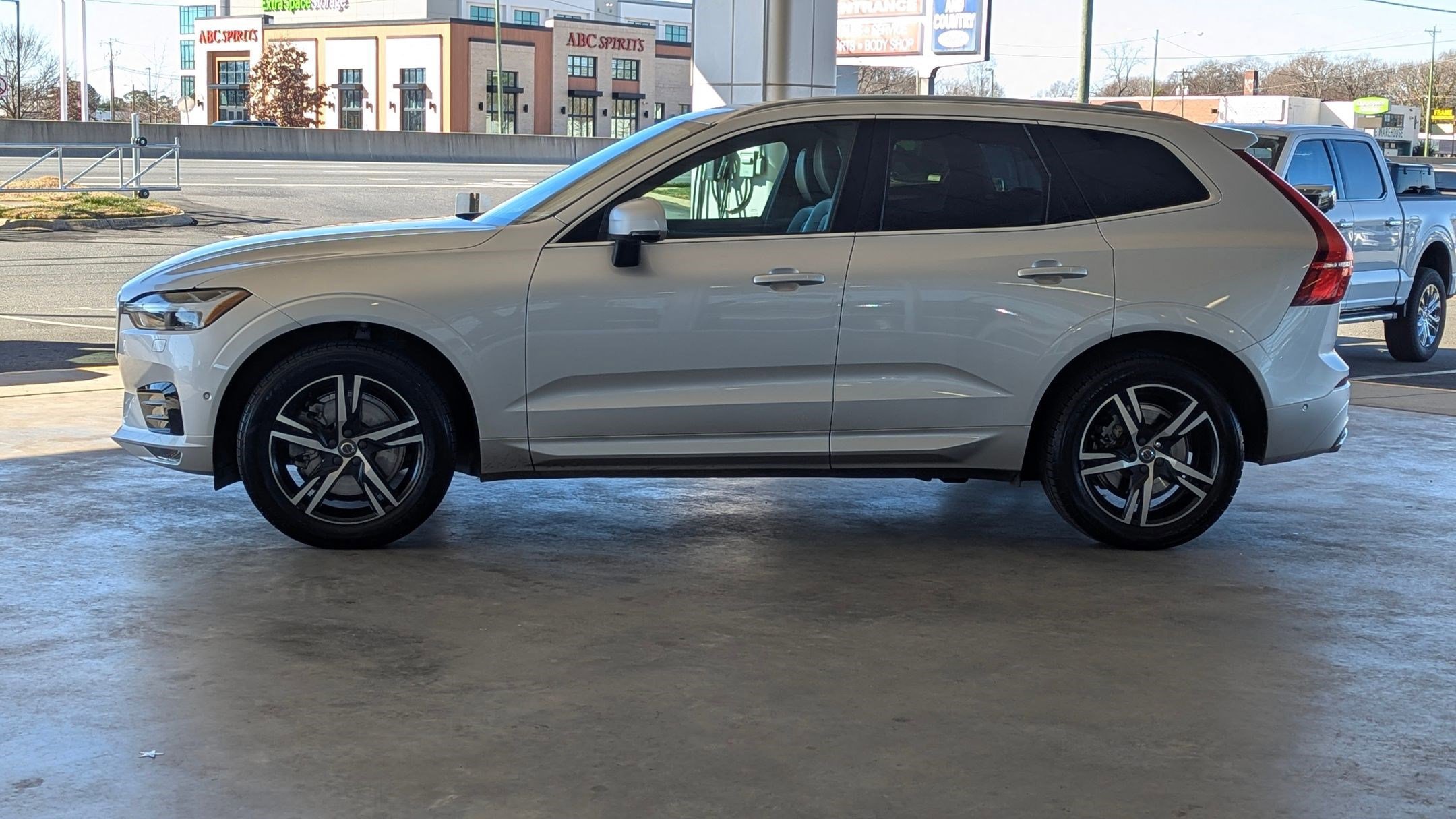 Used 2018 Volvo XC60 T6 R-Design w/ Convenience Package image 2