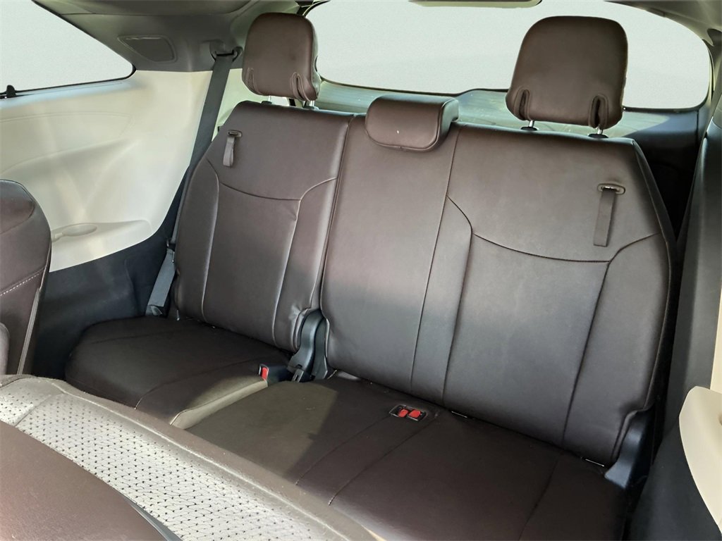 Used 2021 Toyota Sienna Platinum image 38
