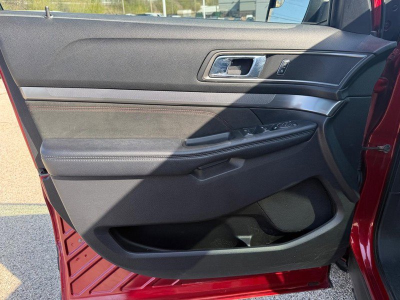 Certified 2018 Ford Explorer XLT w/ Equipment Group 202A image 20