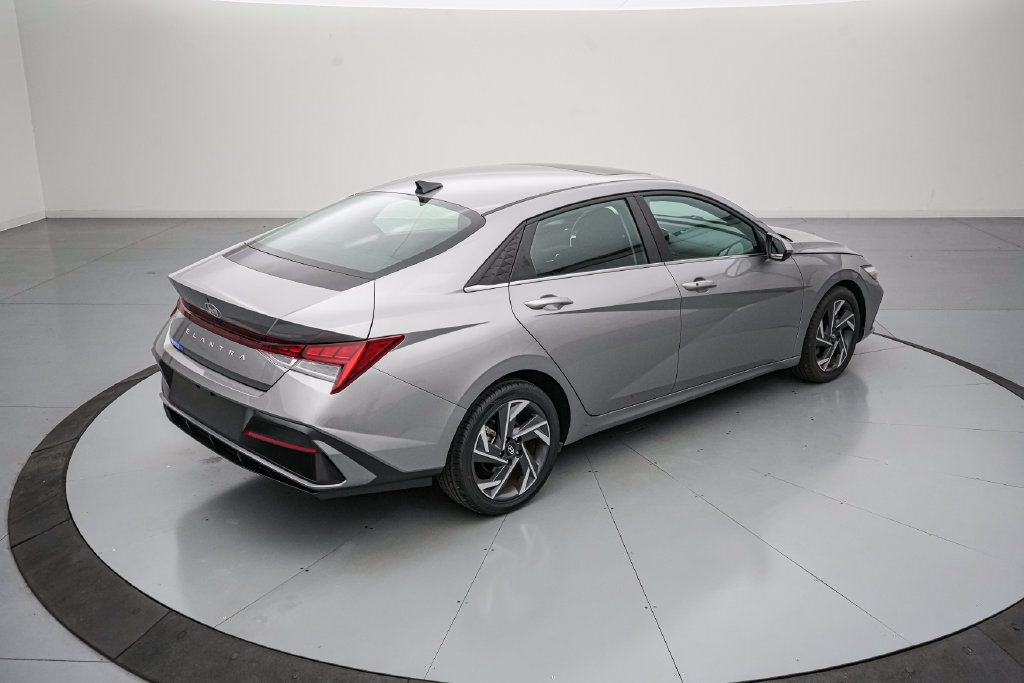 Used 2025 Hyundai Elantra SEL FWD image 4