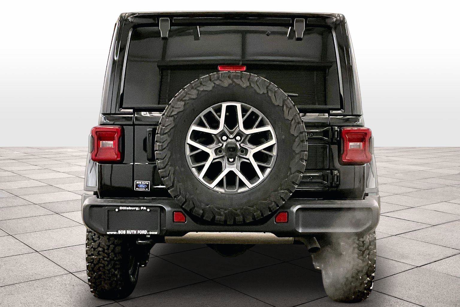 Used 2024 Jeep Wrangler Sahara w/ Technology Group image 4