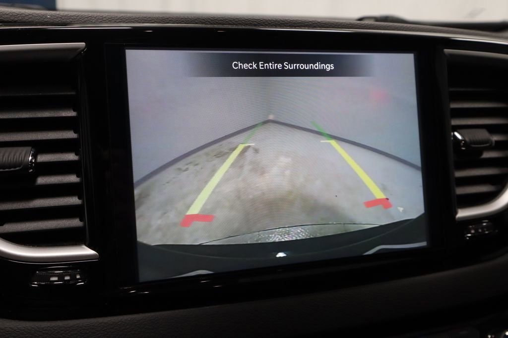 Used 2025 Chrysler Pacifica Select image 10