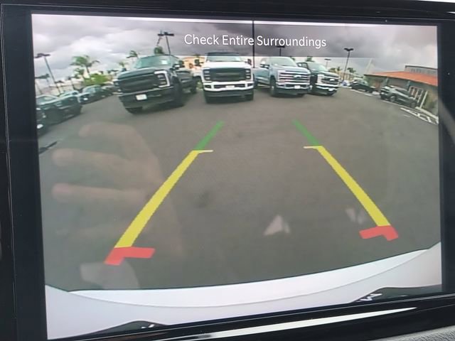 Used 2025 Chrysler Pacifica Select image 14