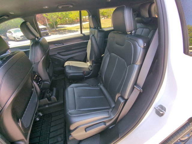 Used 2024 Jeep Grand Cherokee L Limited w/ Black Appearance Package AWD/4WD image 30