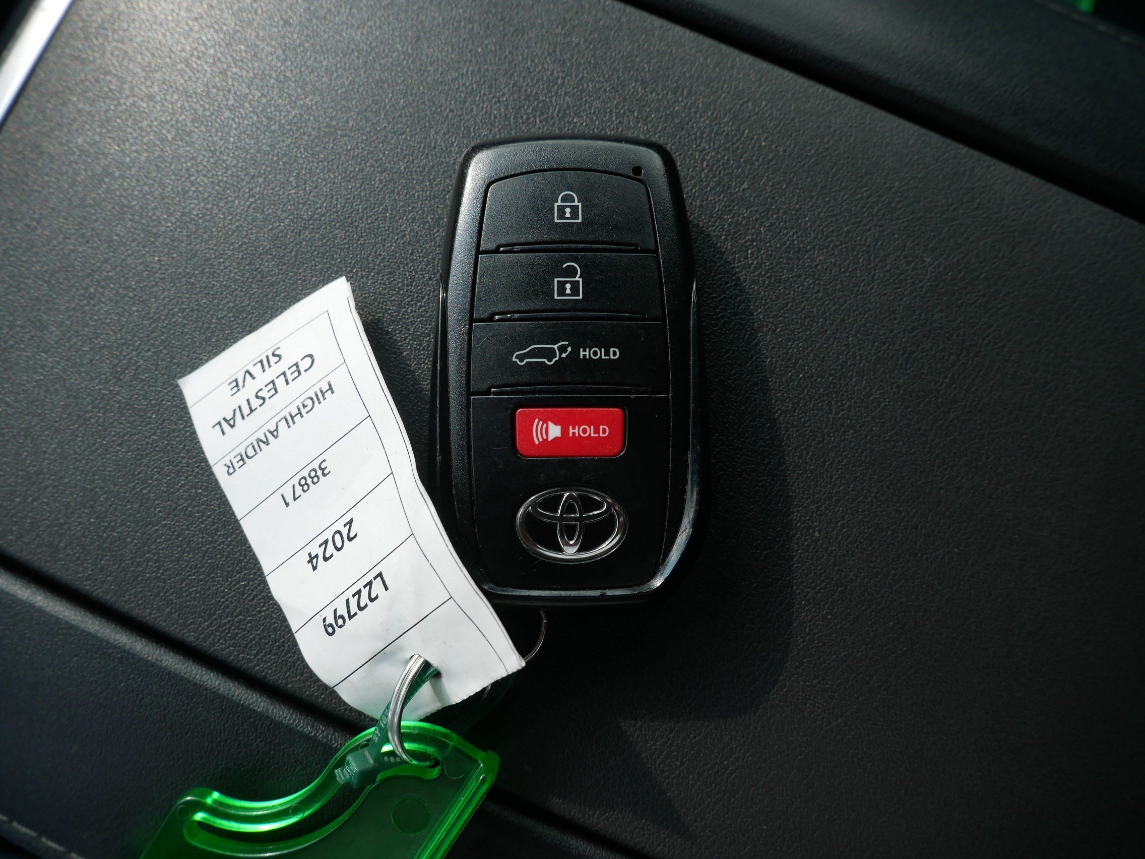 Used 2024 Toyota Highlander XLE AWD/4WD image 34
