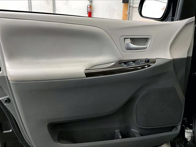 Used 2017 Toyota Sienna XLE Premium AWD/4WD image 22