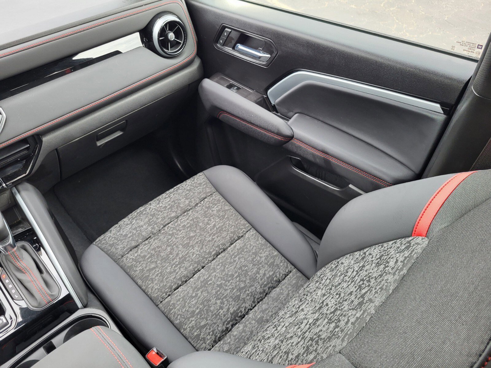 Used 2024 Chevrolet Colorado Z71 w/ Z71 Convenience Package 2 image 12