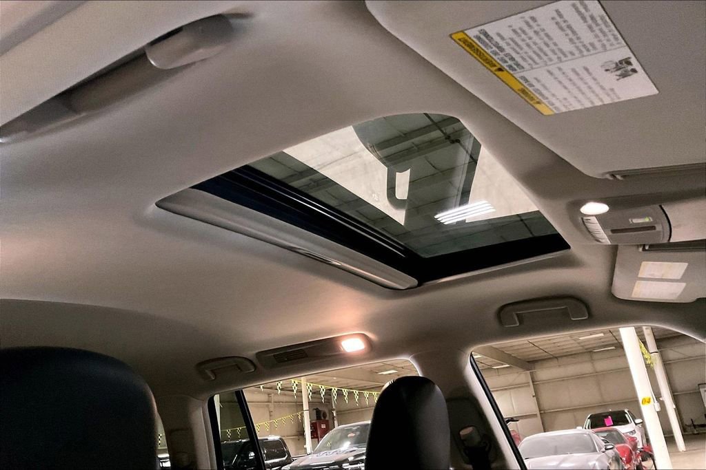 Used 2024 Nissan Armada SL image 21