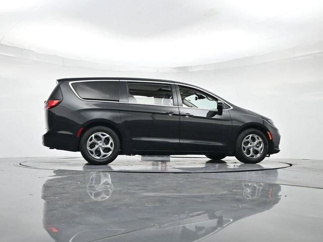 Used 2024 Chrysler Pacifica Limited image 32