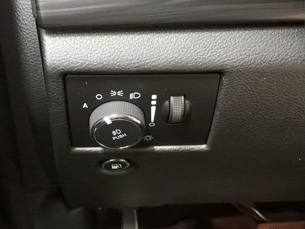 Used 2020 Jeep Grand Cherokee Altitude AWD/4WD image 17
