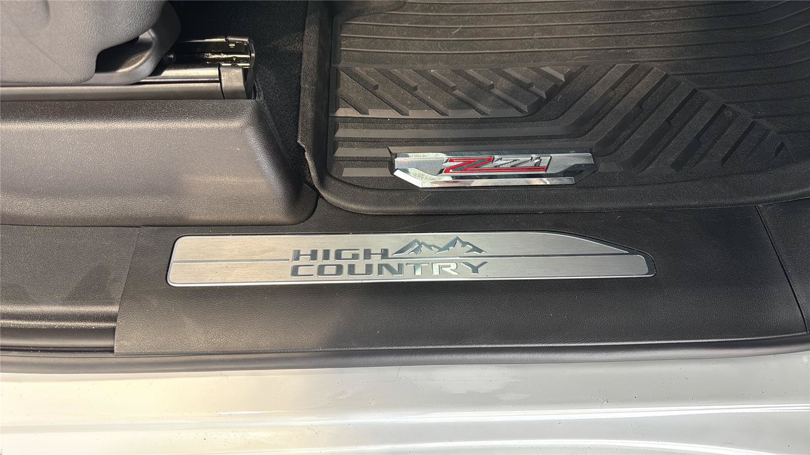 Used 2024 Chevrolet Silverado 2500 High Country w/ High Country Premium Package AWD/4WD image 40