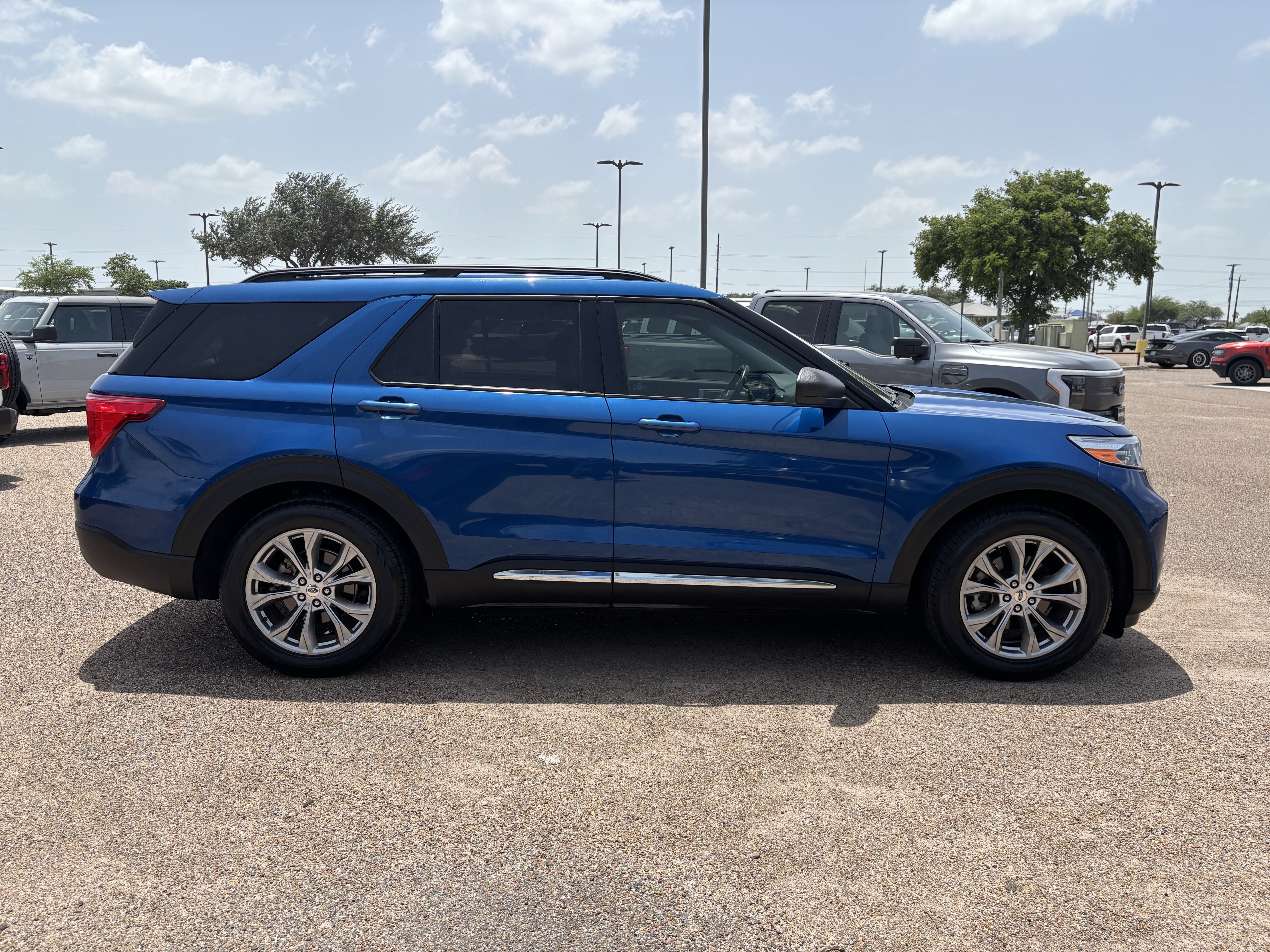 Certified 2022 Ford Explorer XLT w/ Equipment Group 202A RWD image 6