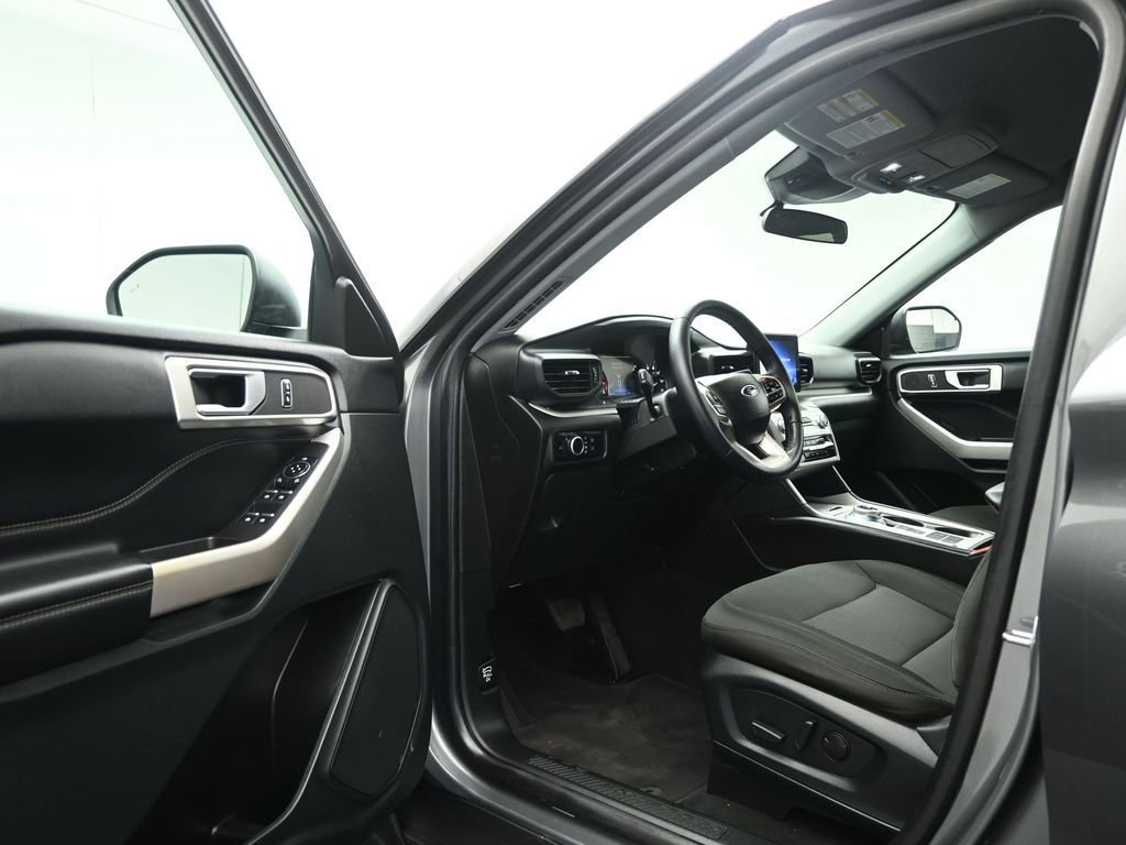 Certified 2023 Ford Explorer XLT RWD image 9