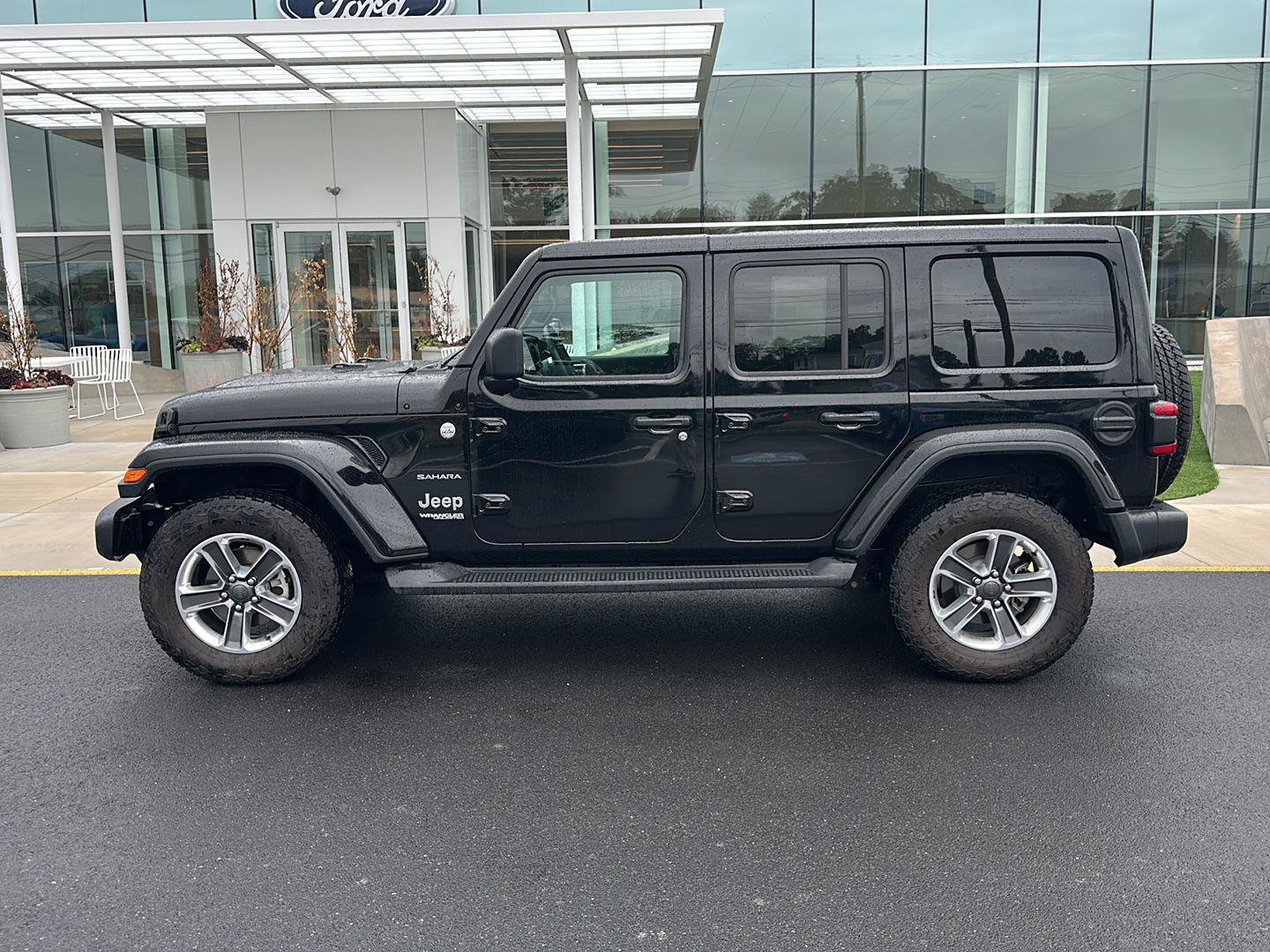 Used 2021 Jeep Wrangler Unlimited Sahara AWD/4WD image 8
