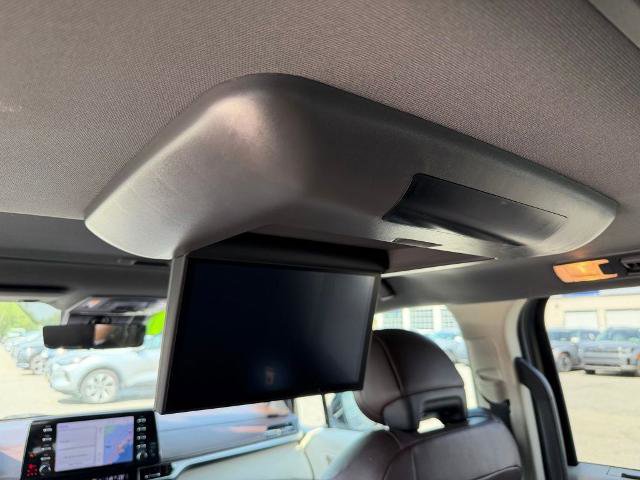 Used 2023 Toyota Sienna Platinum AWD/4WD image 15