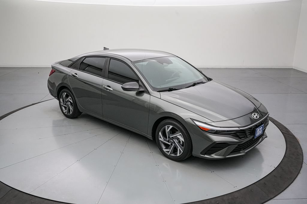 Used 2025 Hyundai Elantra Sport FWD image 2