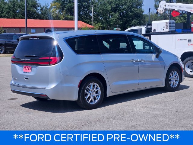 Used 2023 Chrysler Pacifica Touring FWD image 4