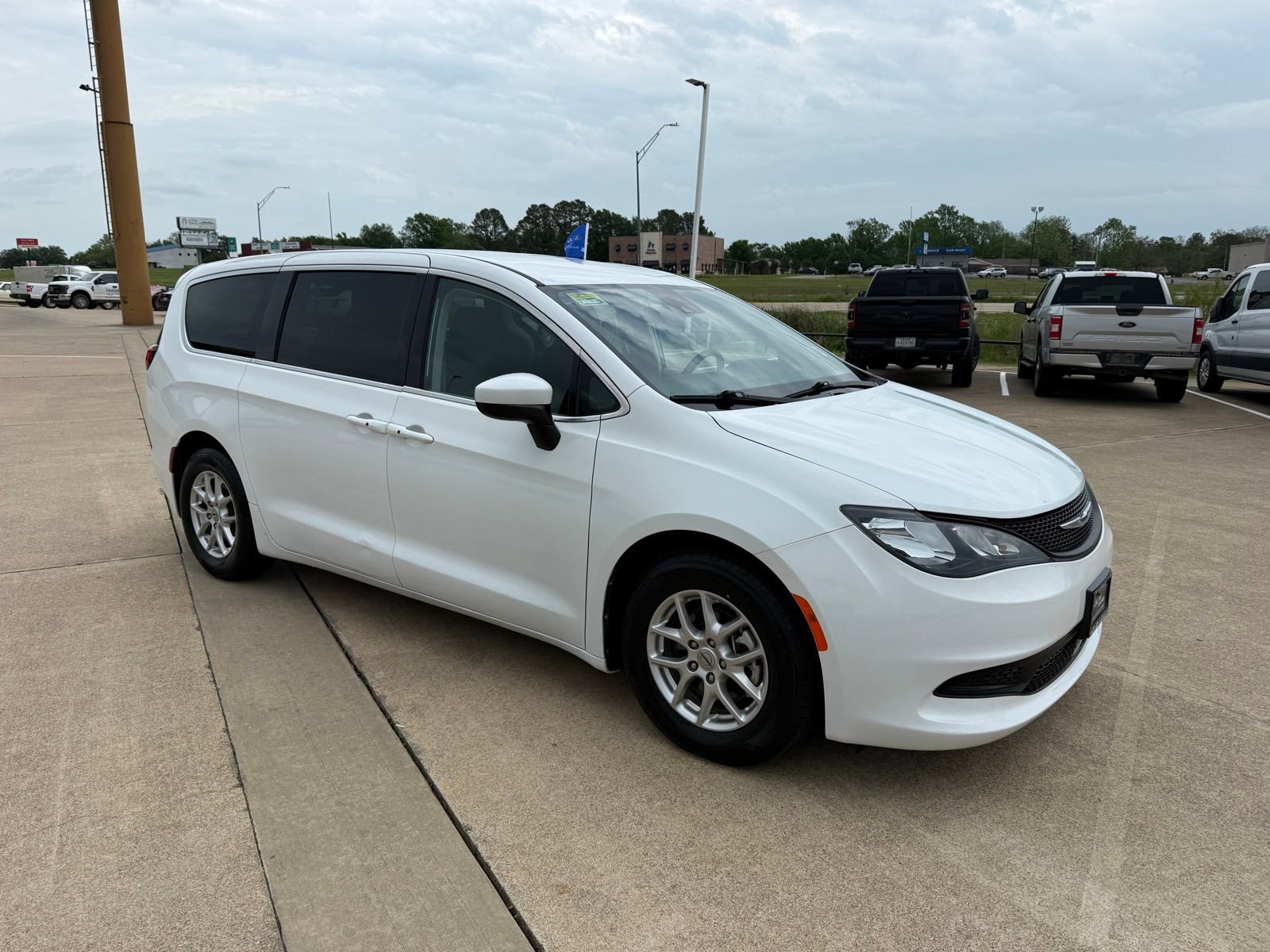 Used 2023 Chrysler Voyager LX FWD image 3