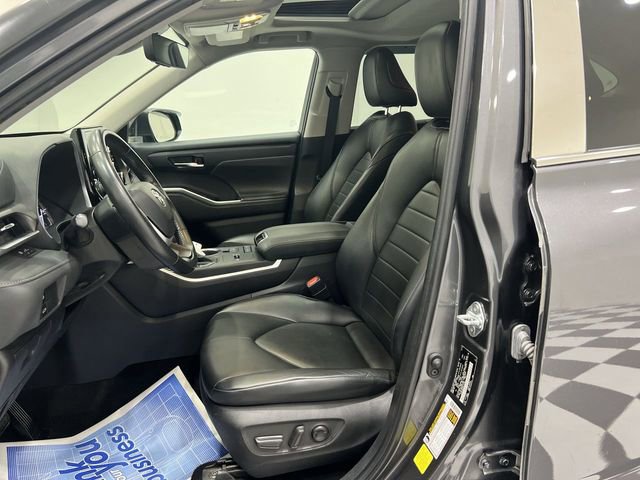 Used 2022 Toyota Highlander XLE FWD image 18
