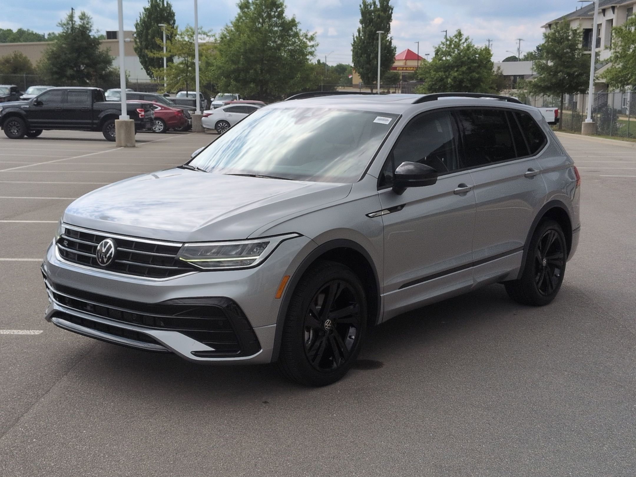 Used 2023 Volkswagen Tiguan SE R-Line FWD image 8