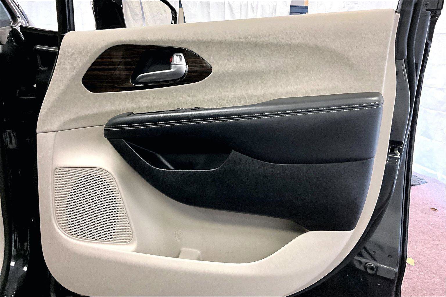 Used 2023 Chrysler Pacifica Limited image 23