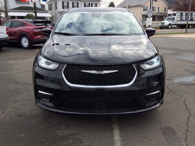 Used 2024 Chrysler Pacifica Touring-L image 4