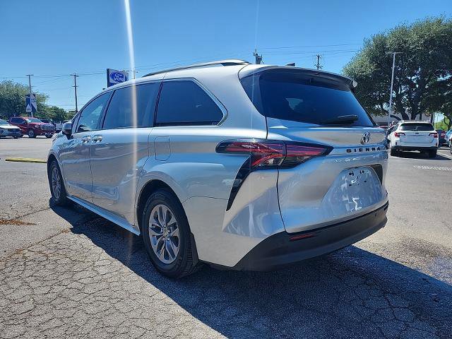 Used 2021 Toyota Sienna XLE image 3