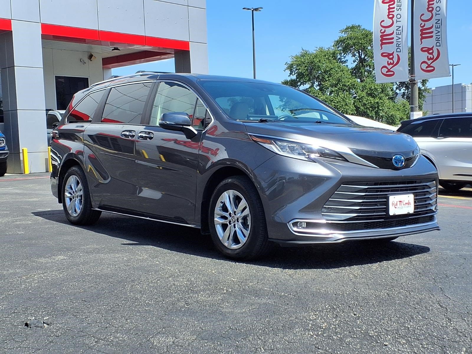 Used 2025 Toyota Sienna Limited AWD/4WD image 4