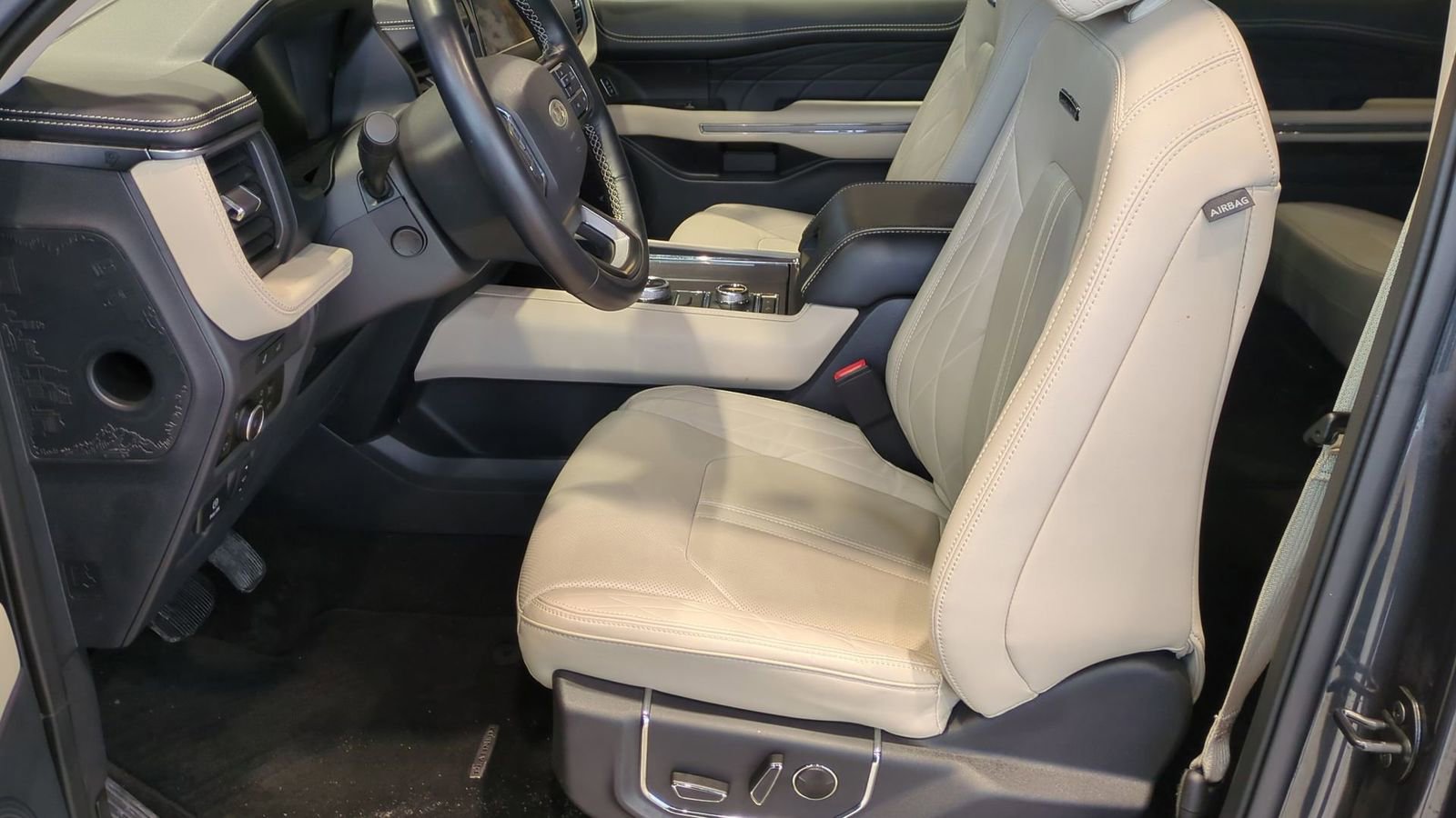 Certified 2023 Ford Expedition Platinum image 17