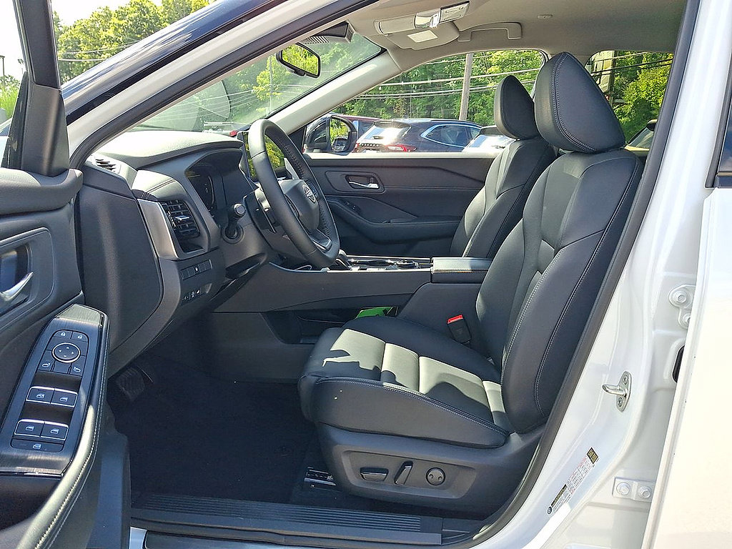 Used 2025 Nissan Rogue SL AWD/4WD image 11