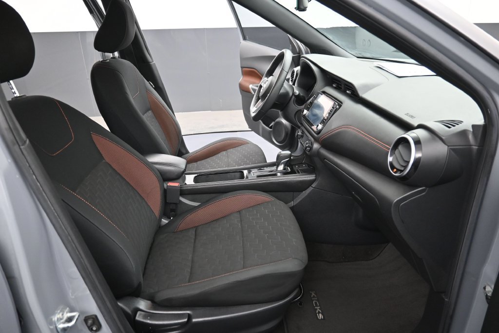 Used 2022 Nissan Kicks SR w/ Interior Electronics Package FWD image 4