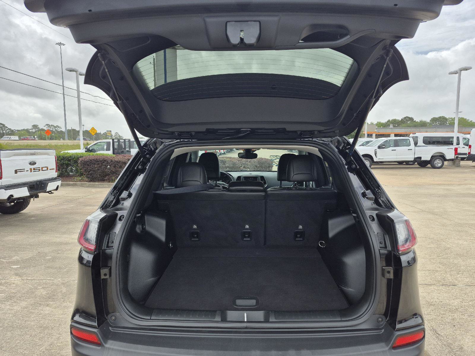 Used 2022 Jeep Cherokee Latitude AWD/4WD image 16