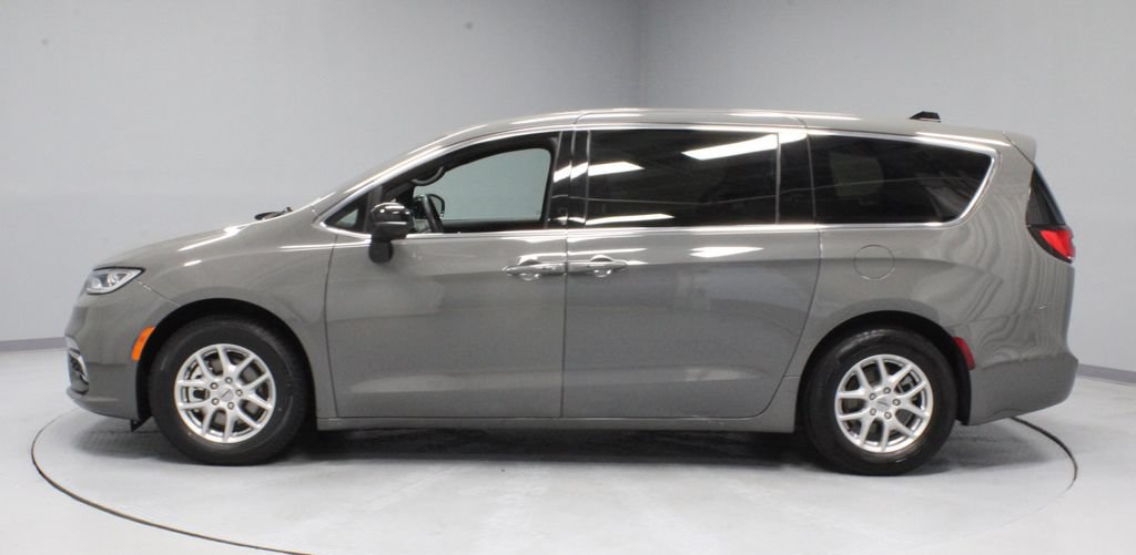 Used 2025 Chrysler Pacifica Select FWD image 8