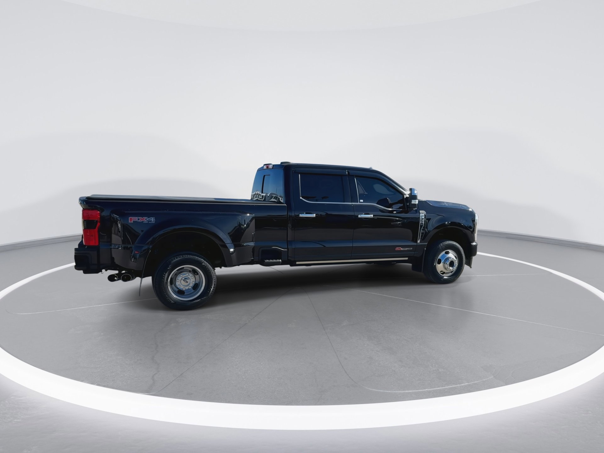 Certified 2025 Ford F350 Platinum w/ Platinum Plus Package image 4