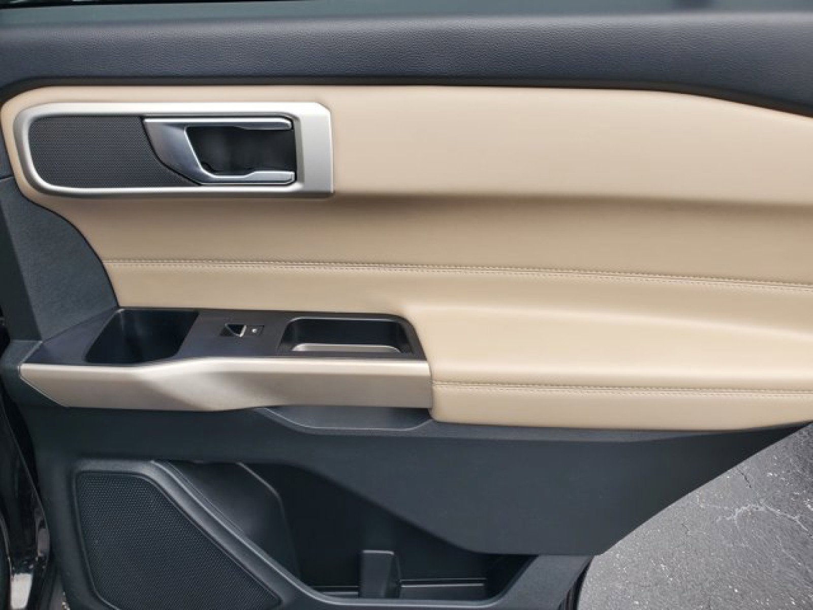 Certified 2022 Ford Explorer XLT w/ Equipment Group 202A image 33