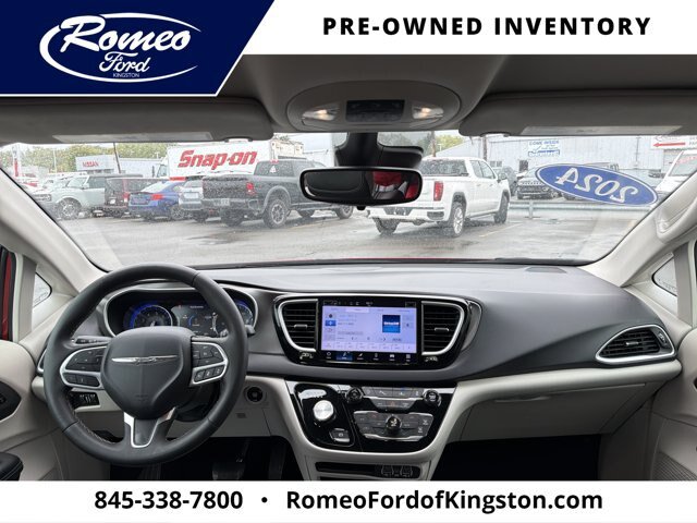 Used 2024 Chrysler Pacifica Touring-L FWD image 12