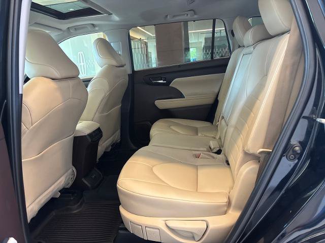 Used 2022 Toyota Highlander XLE AWD/4WD image 11