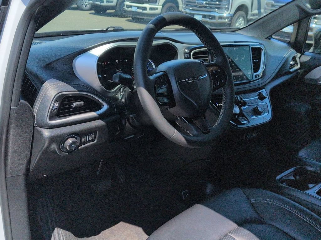 Used 2024 Chrysler Pacifica Limited FWD image 11
