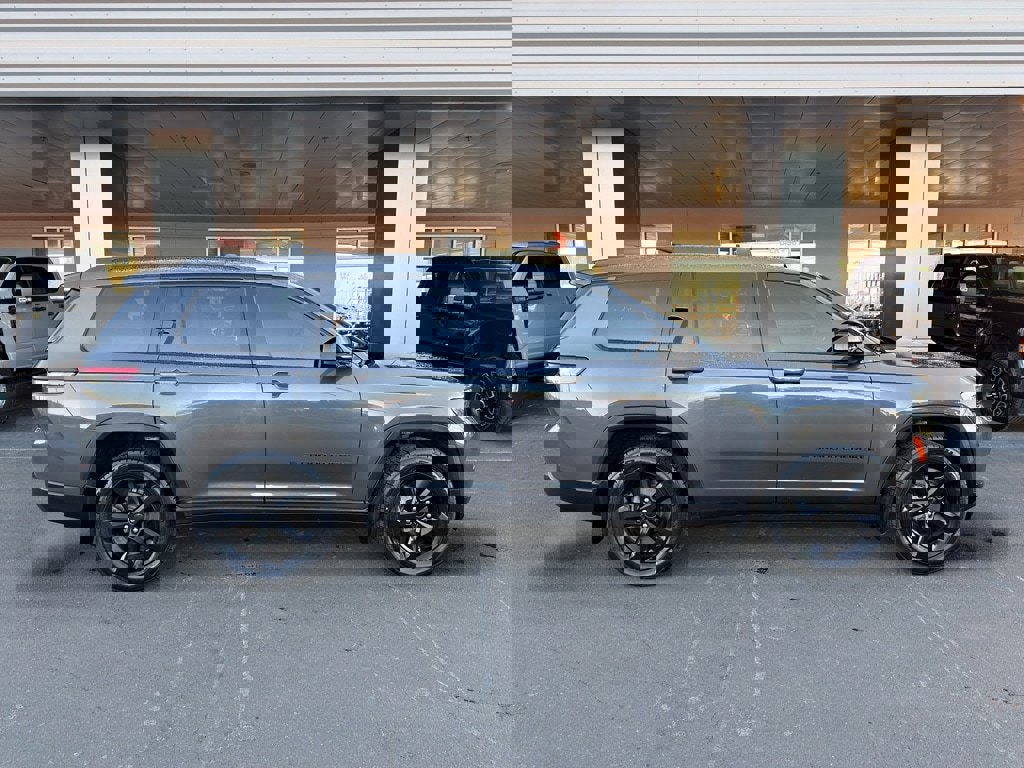 Used 2023 Jeep Grand Cherokee L Laredo image 5