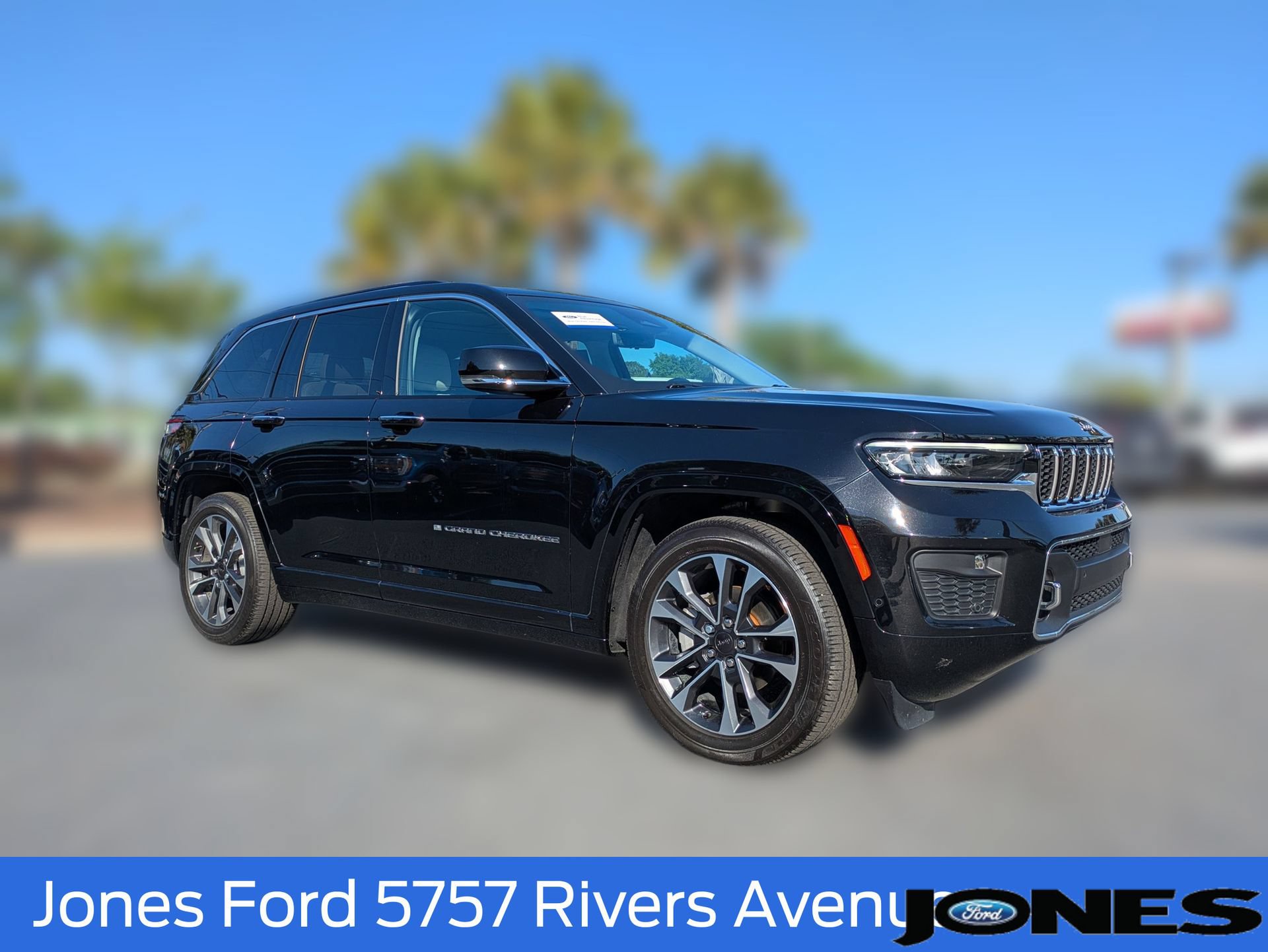 Used 2022 Jeep Grand Cherokee Overland w/ Luxury Tech Group IV AWD/4WD image 2