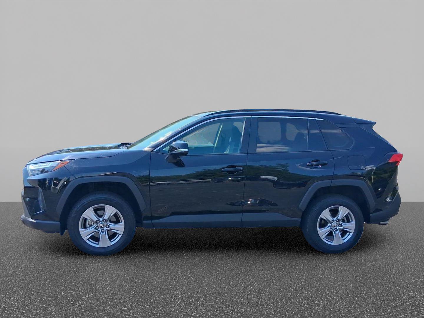 Used 2025 Toyota RAV4 XLE AWD/4WD image 3