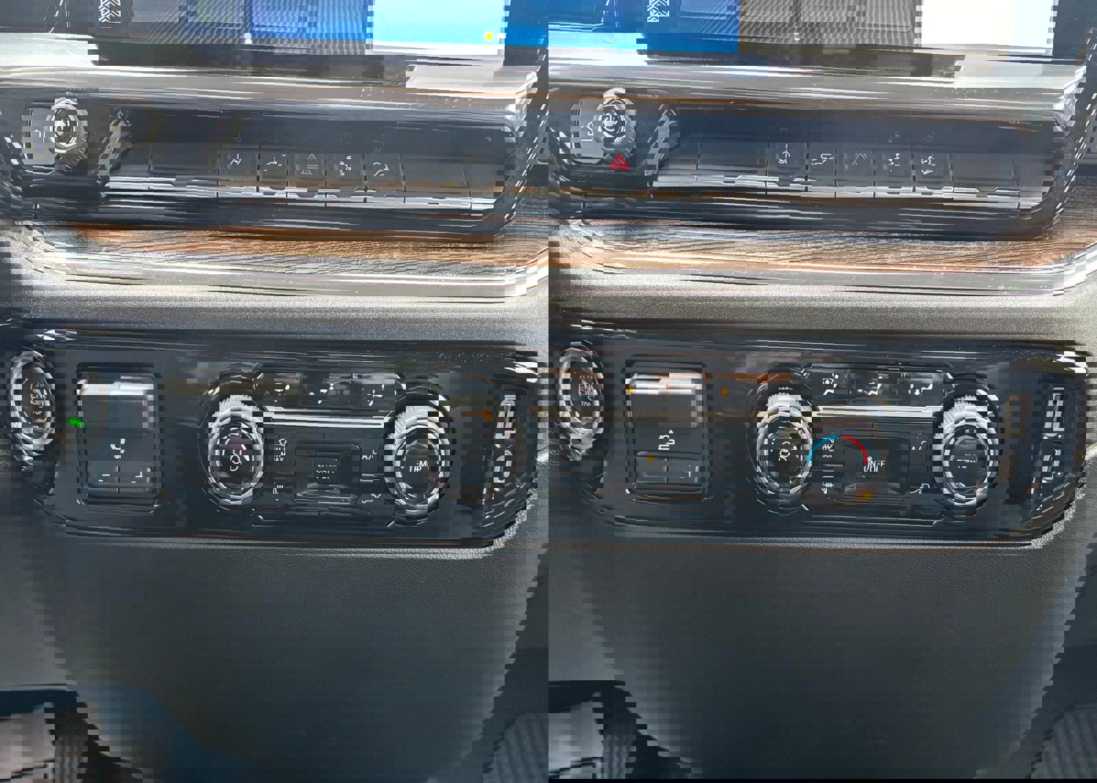 Used 2024 Chevrolet Silverado 2500 LT w/ Z71 Off-Road Package image 47